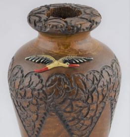 Vase Alsace en bois gravé signé Boli