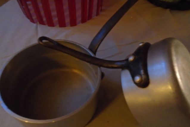2 casseroles en aluminium épais