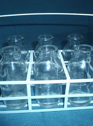 bouteilles  en  verre   avec  panier
