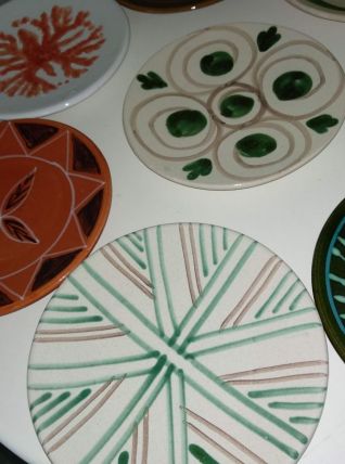 8 assiettes en terre cuite peintes à la main D19