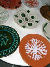 8 assiettes en terre cuite peintes à la main D19