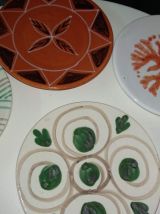 8 assiettes en terre cuite peintes à la main D19