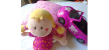 Poupée, voiture et coussin