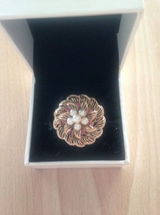 BROCHE OR JAUNE 18 CARATS AVEC PERLES ET RUBIS