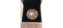 BROCHE OR JAUNE 18 CARATS AVEC PERLES ET RUBIS