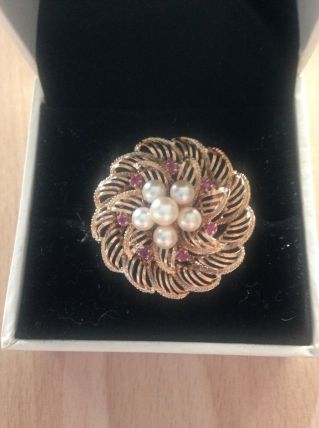BROCHE OR JAUNE 18 CARATS AVEC PERLES ET RUBIS