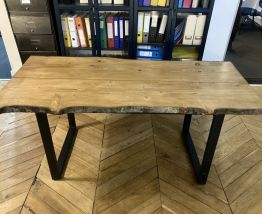 Table artisanale en bois massif