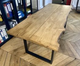 Table artisanale en bois massif
