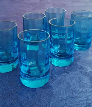 Très beau flacon et verres en cristal bleu, ancien
