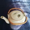 Théière du Manoir, bandes bleues en porcelaine