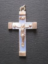 croix avec chaine argentée