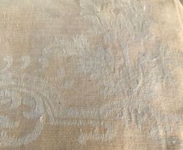 Nappe  et 12  serviettes brocard  blanc cassé motif floral