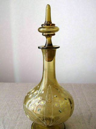 Belle carafe ancienne en verre soufflé de couleur et émaillé