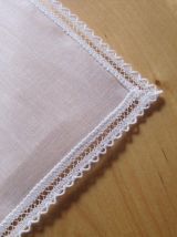 mouchoir brodé neuf taille 21.50 cm x 21.50 cm dans sa boite