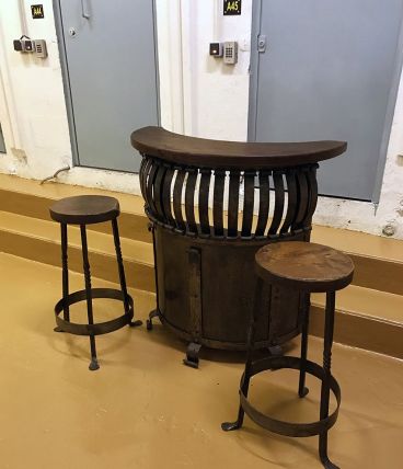 Bar rustique en chêne et fer forgé et ses 2 tabourets
