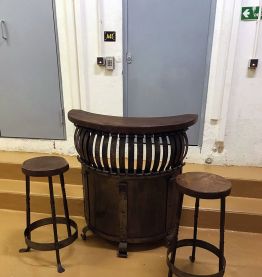 Bar rustique en chêne et fer forgé et ses 2 tabourets