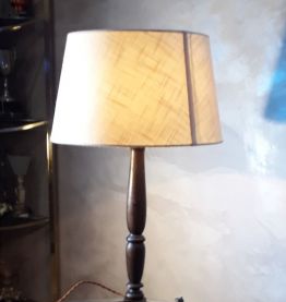 grande lampe pied tourné chene teinté ébène 1970  abat jour 