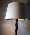 grande lampe pied tourné chene teinté ébène 1970  abat jour 