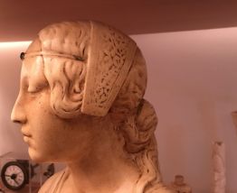 Buste de femme en platre patiné