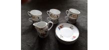 6 tasses et soucoupes et un pichet porcelaine de Paris