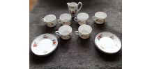 6 tasses et soucoupes et un pichet porcelaine de Paris