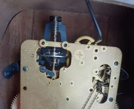 Horloge de table,fonctionne,prévoir un nettoyage du mécanism