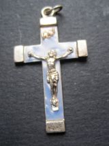 4  pendentifs anciens  Bon état voir photos  en métal 