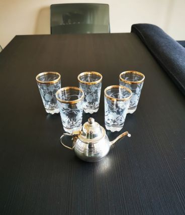 Service de 5 verres à thé + 1 petite théière 