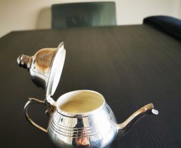 Service de 5 verres à thé + 1 petite théière 