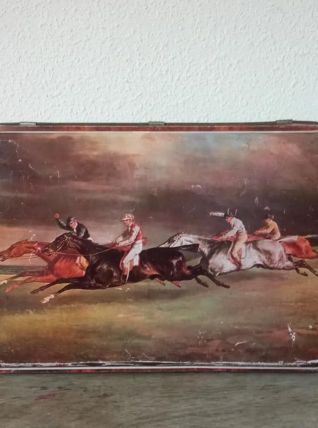 Ancienne boite à biscuits en tôle  - course hippique 