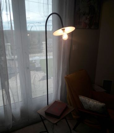 Lampe de lecture annee 60 restauree avec plateau en noyer