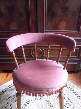 Chaise ancienne en velours rose 
