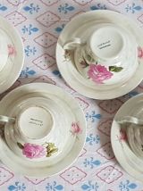 Ancien ensemble à café-thé.  En porcelaine à motif floral,