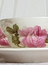 Ancien ensemble à café-thé.  En porcelaine à motif floral,