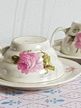 Ancien ensemble à café-thé.  En porcelaine à motif floral,
