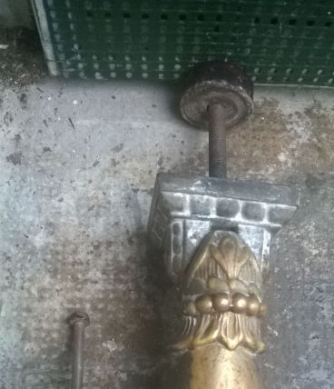 Main frappe-porte en bronze de qualité