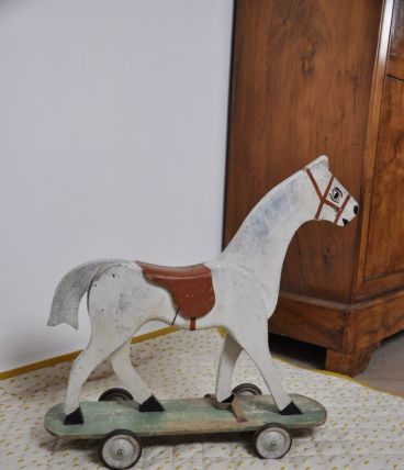 Cheval en bois à roulettes