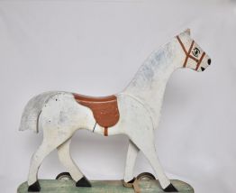 Cheval en bois à roulettes
