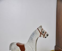 Cheval en bois à roulettes