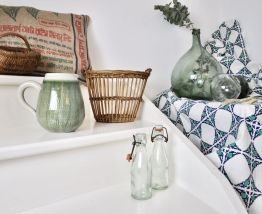 Pichet en céramique texturé vert