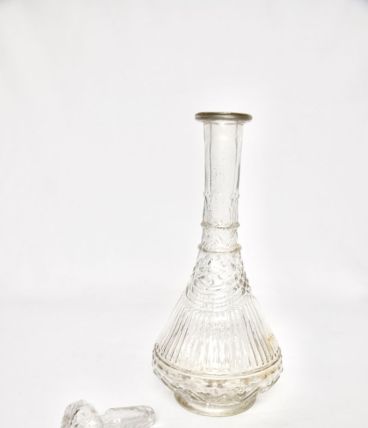  Carafe en verre moulé