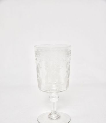  1 verre à pied monogrammé M