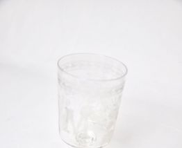  1 verre à pied monogrammé M