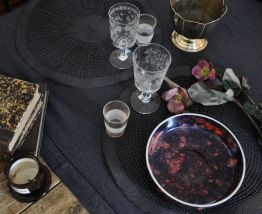  1 verre à pied monogrammé M