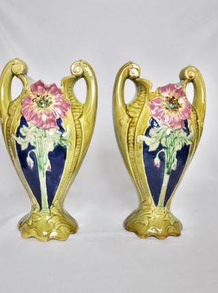 Paire de vases fleuris en barbotine