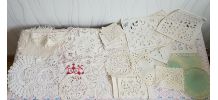 Gros lot de napperons et dentelles