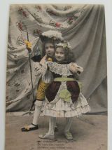 Série 4 cartes postales anciennes "scène à la cour royale" 