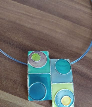 Collier et boucles à émaux