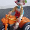 figurine sur tricycle