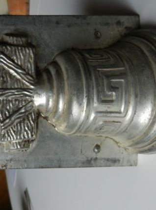 Ancien moule à chocolat en forme de cloche
